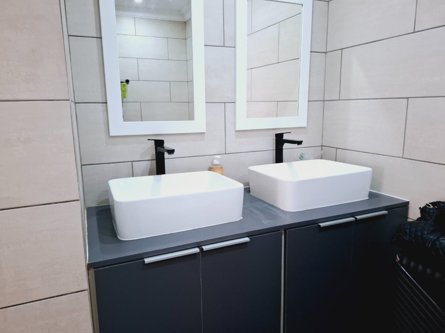 4 Bedroom Property for Sale in Generaal De Wet Free State